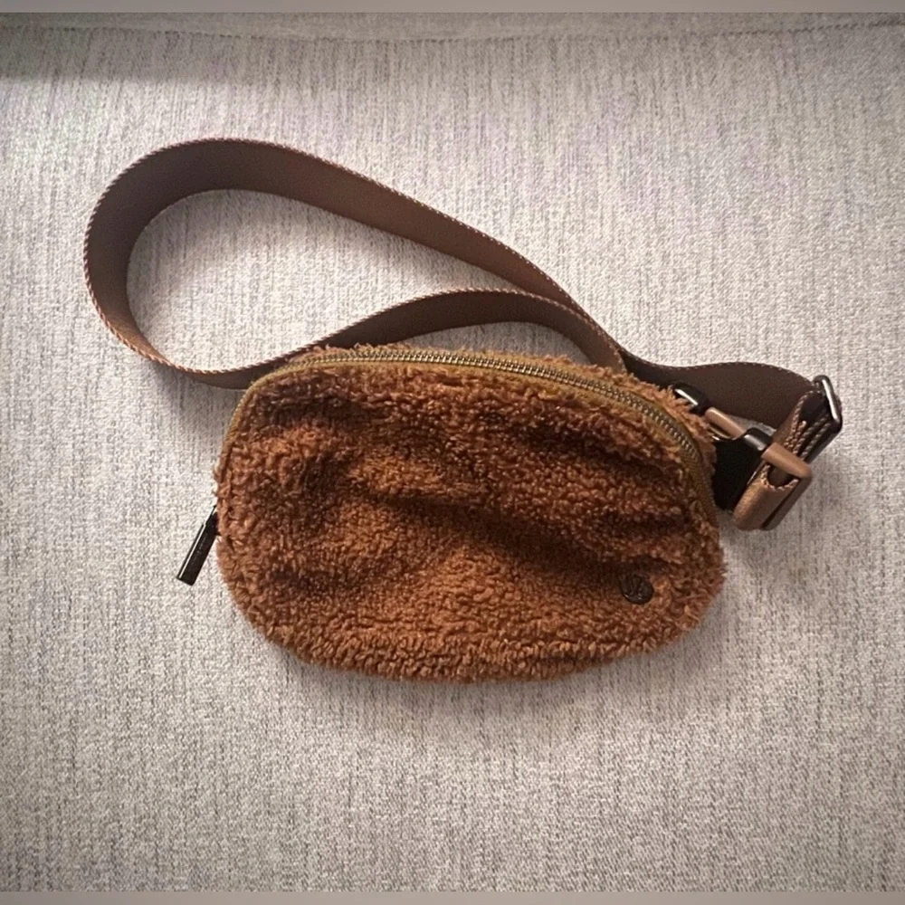 Lululemon Everywhere Belt Bag Brown Sherpa Fleece Travel Activewear Gym Casual